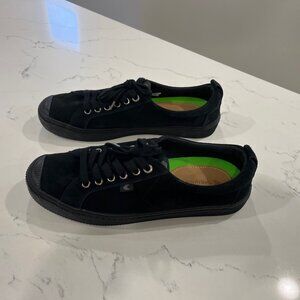 Cariuma Black Sneakers